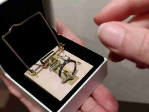 男朋友看偷我闺蜜胸怎么办？